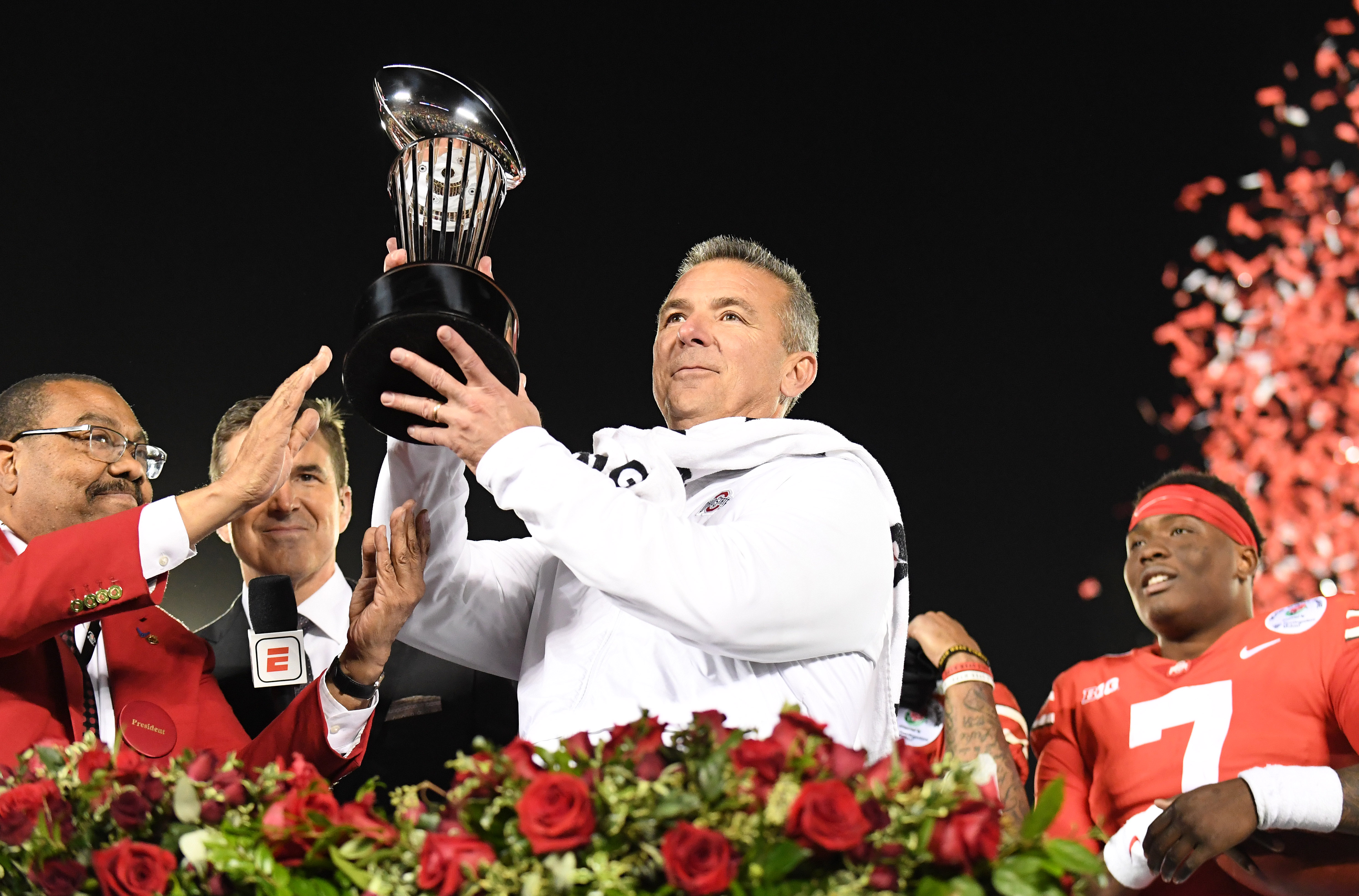 Urban Meyer hoists the Rose Bowl trophy.