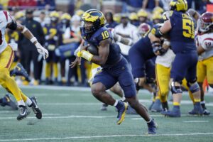 Alex Orji runs the ball in Michigan's game against USC