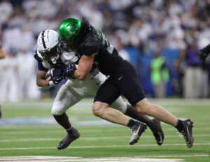 Oregon LB Bryce Boettcher making a tackle in action.
