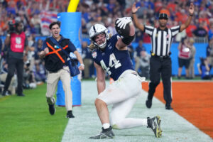 Tyler Warren catches a touchdown pass vs. Boise State.
