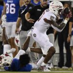 Malik Benson catches a pass for Florida State.