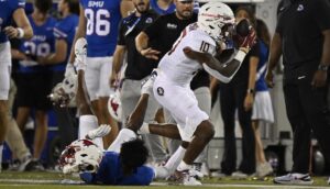 Malik Benson catches a pass for Florida State.