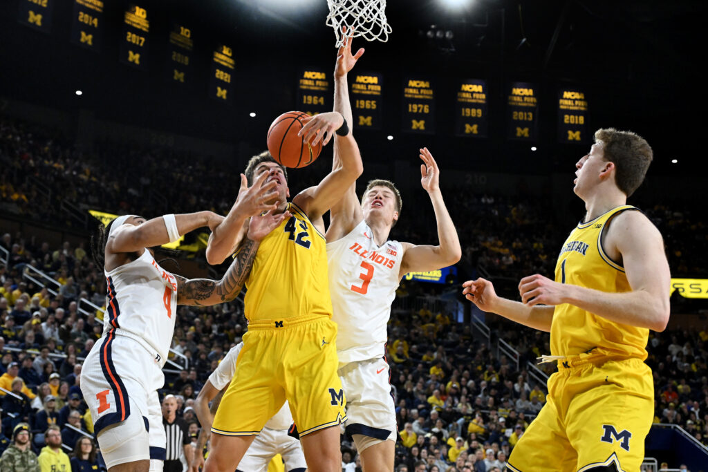 Illinois vs. Michigan in action.