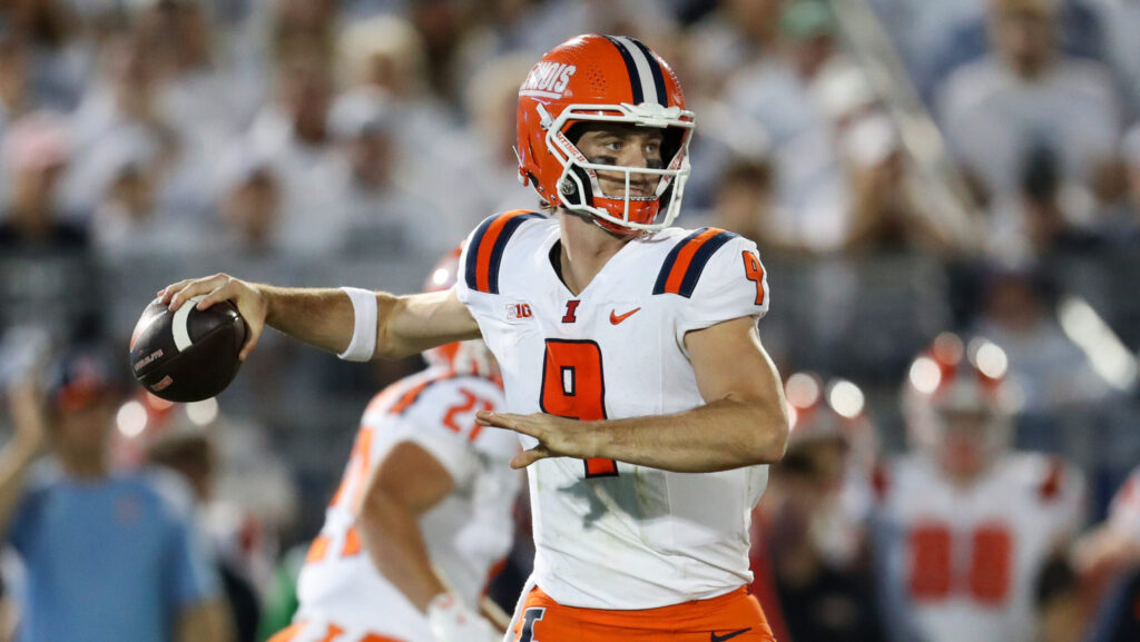 Illinois QB Luke Altmyer passes.