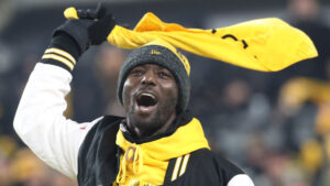 Former NFL wide receiver Santonio Holmes.