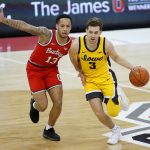 Jordan Bohannon dribbles the ball as Ohio State Buckeyes guard CJ Walker.