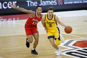 Jordan Bohannon dribbles the ball as Ohio State Buckeyes guard CJ Walker.