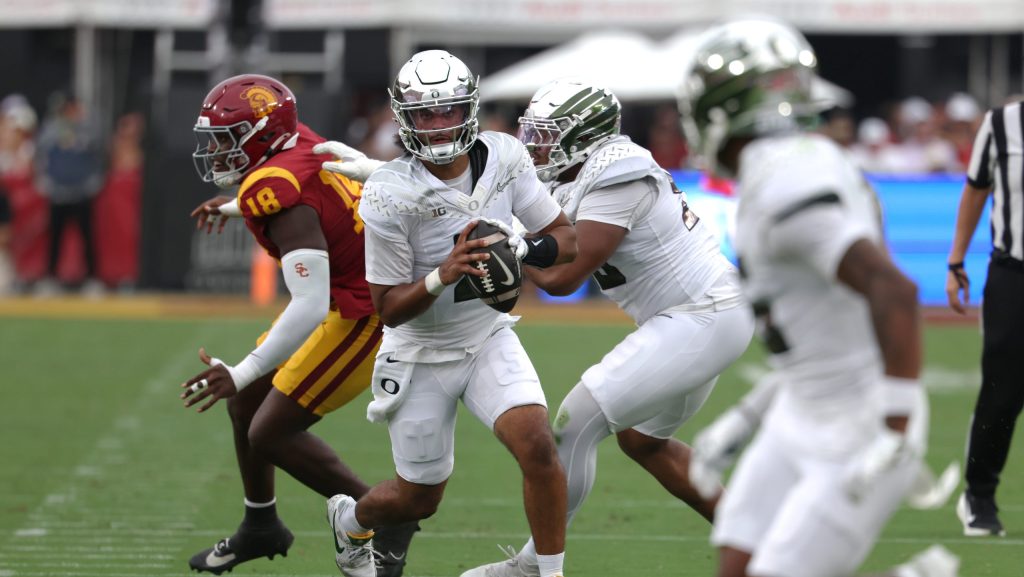 Dante Moore in the Oregon-USC game.