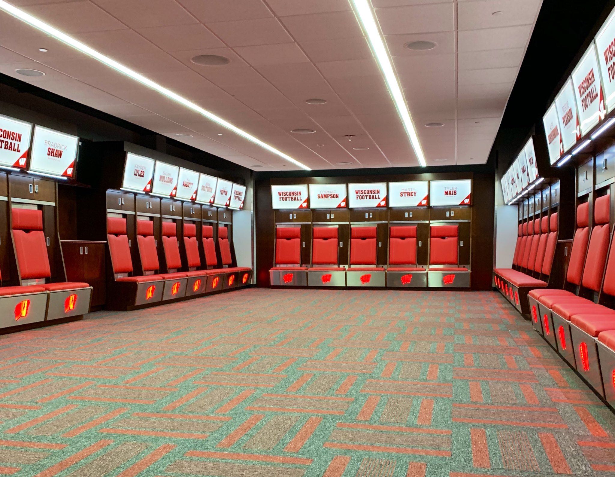 PHOTOS Badgers show off newlook locker room