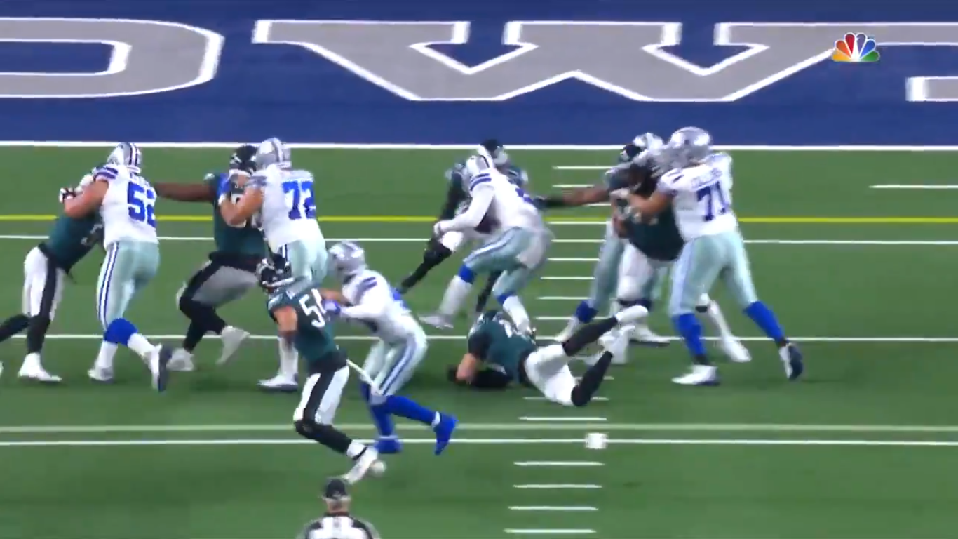 Ezekiel Elliott destroys Philadelphia Eagles defender with vicious truck