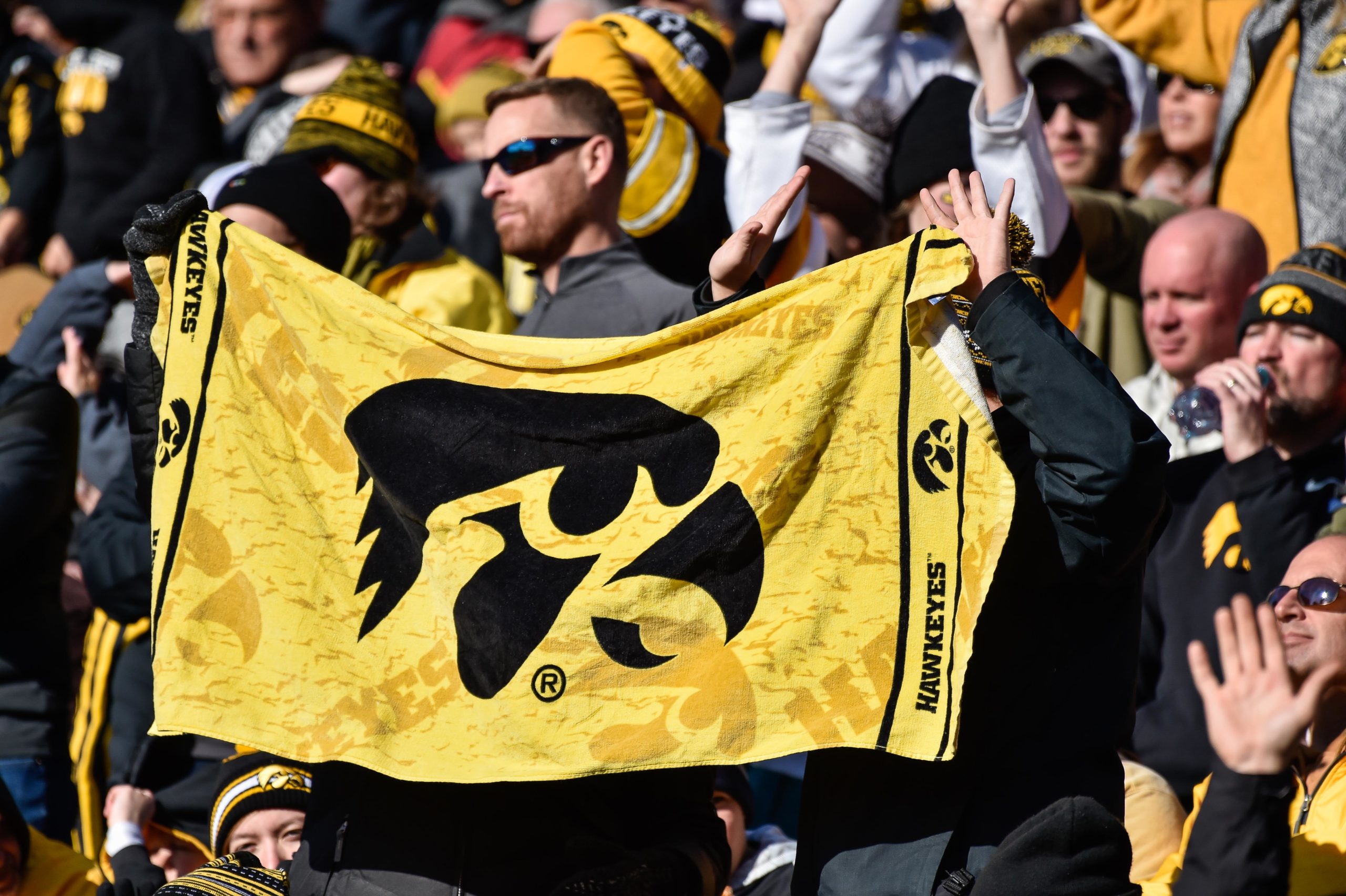 Iowa lands 2023 commitment from edge defender out of Detroit