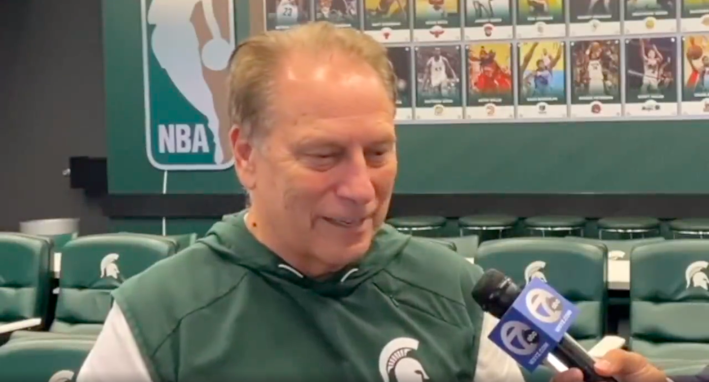 Tom Izzo speaks on retirement questions, hanging up another banner in